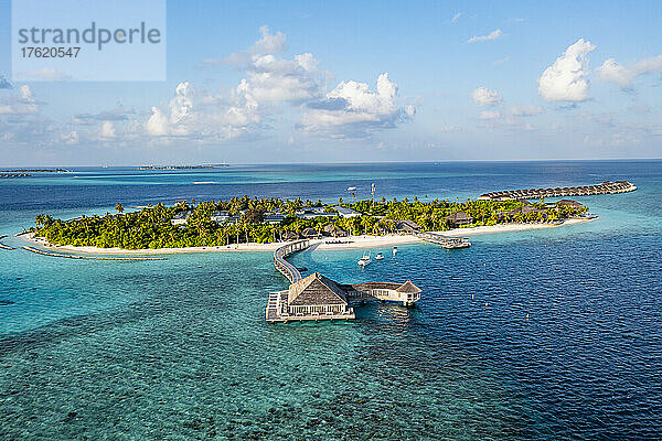 Luftaufnahme des Resorts auf der Insel Huruvalhi  Malediven