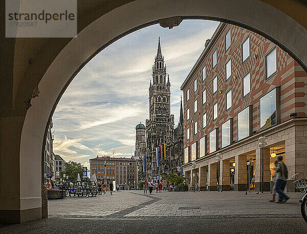 Deutschland  Bayern  München  Blick auf den Marienplatz mit Bogen im Vordergrund und Neuem Rathaus im Hintergrund