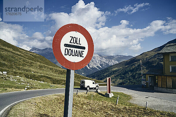 Grenzschild am Splügenpass  Kanton Graubünden  Schweiz