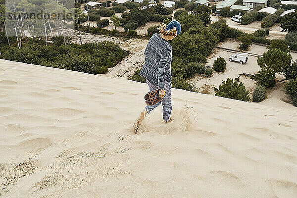 Frau läuft im Urlaub auf der Düne von Pilat