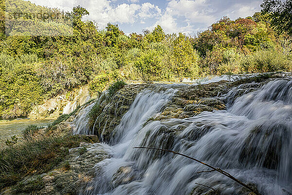 Wasserstrom fließt im Nationalpark Krka  Skradinski Buk  Sibenik-Knin  Kroatien