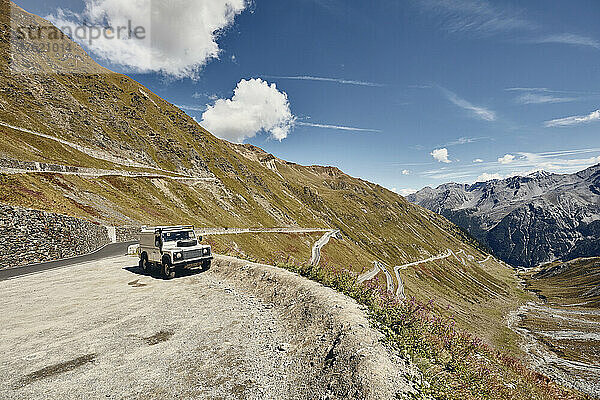 Geländewagen auf dem Stilfser Joch  Südtirol  Italien