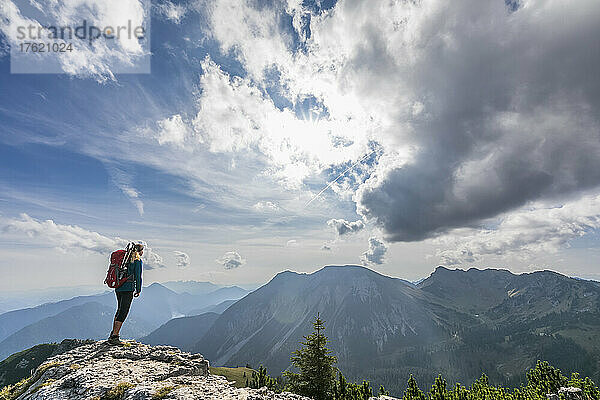 Wanderin bewundert die Aussicht vom Gipfel des Aiplspitz