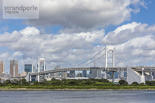 Japan  Kanto-Region  Tokio  Wolken über der Insel Odaiba mit der Regenbogenbrücke im Hintergrund