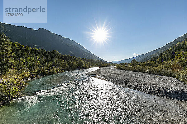 Im Sommer scheint die Sonne über der Isar