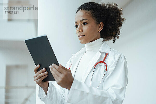 Mitarbeiter im Gesundheitswesen nutzt Tablet-PC im Krankenhaus