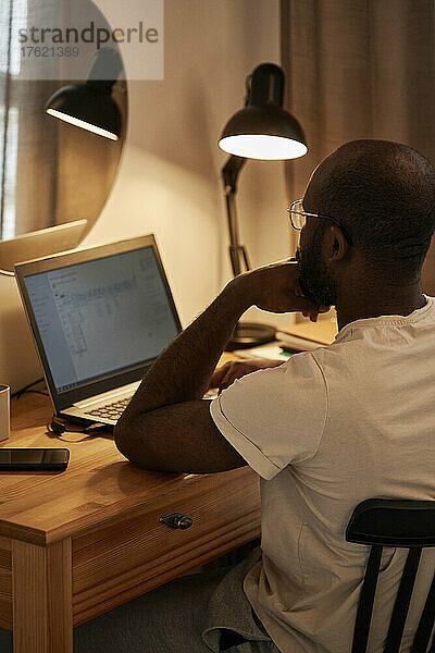 Freiberufler nutzt Laptop im Heimbüro
