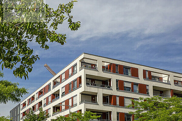 Deutschland  Bayern  München  Ecke eines neuen modernen Mehrfamilienhauses