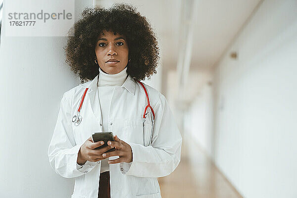 Arzt mit Smartphone in der medizinischen Klinik