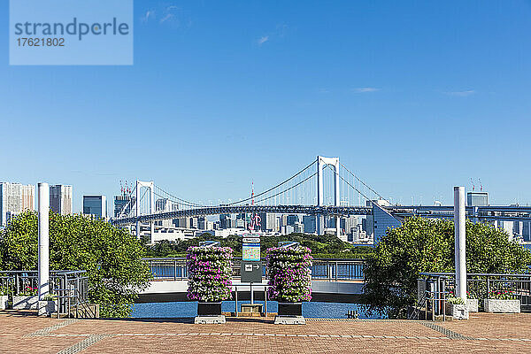 Japan  Kanto-Region  Tokio  Aussichtsplattform der Regenbogenbrücke