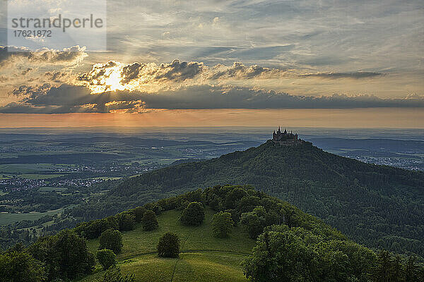 Deutschland  Baden-Württemberg  Hechingen  Blick auf den bewaldeten Hohenzollern bei sommerlichem Sonnenuntergang