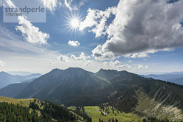 Sommersonne scheint über dem Tal in den Alpen