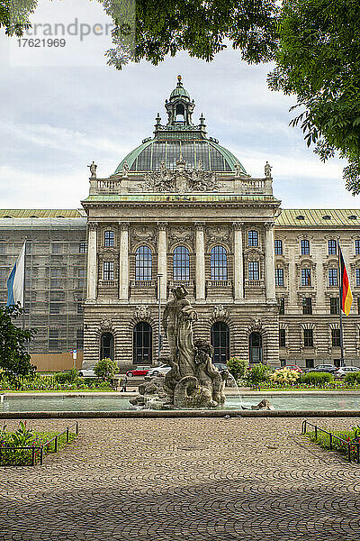 Deutschland  Bayern  München  Neptunbrunnen vor dem Justizpalast