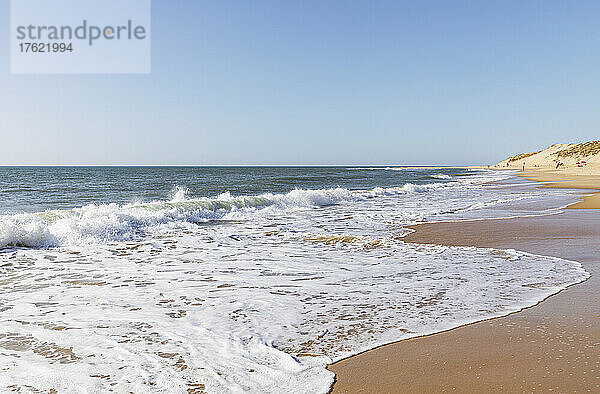 Meereswellen streifen den Sand des Strandes Plage du Vieux Phare