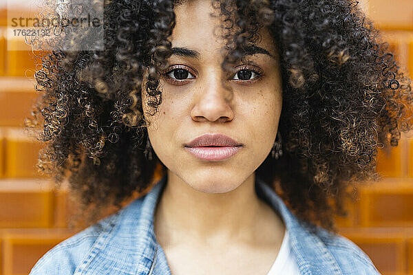 Junge Frau mit schwarzen Afro-Haaren