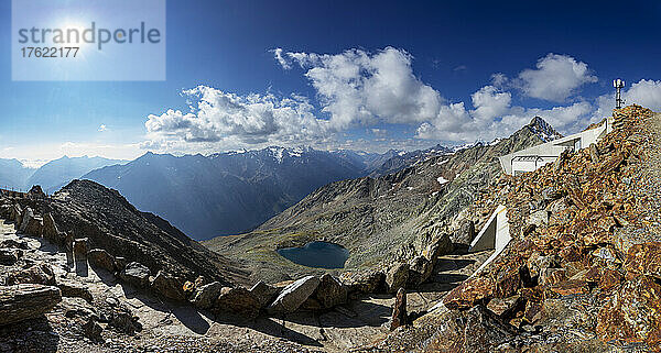 Österreich  Tirol  Sölden  Panoramablick auf das Berggipfelmuseum 007 Elements