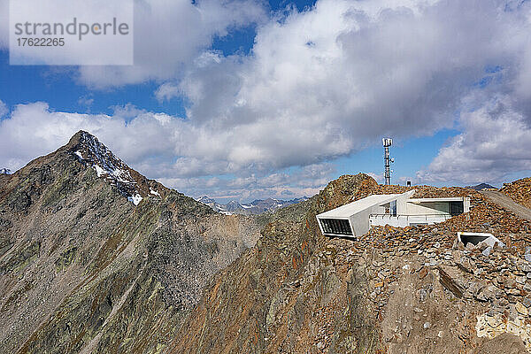 Österreich  Tirol  Sölden  Wolken über Berggipfelmuseum 007 Elemente