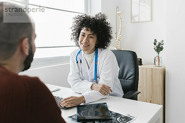Junger Arzt spricht mit Patient in der medizinischen Klinik