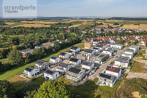 Deutschland  Baden-Württemberg  Waiblingen  Luftaufnahme eines modernen Vorortes im Sommer