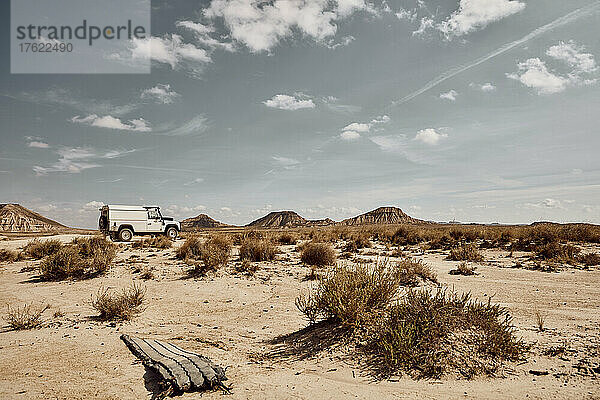 Auto fährt abseits der Straße in der Wüstengegend bei Bardenas Reales  Spanien
