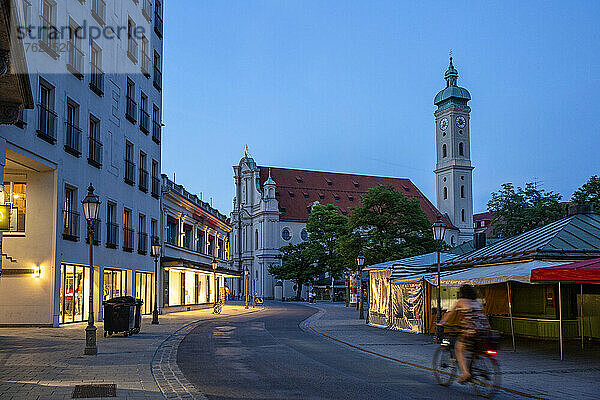 Deutschland  Bayern  München  Viktualienmarkt in der Abenddämmerung mit der Heilig-Geist-Kirche im Hintergrund