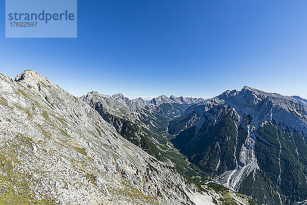 Blick auf den Mittenwalder Hohenweg im Sommer