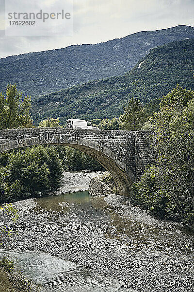 Geländewagen über Brücke  Verdon-Schlucht  Provence  Frankreich