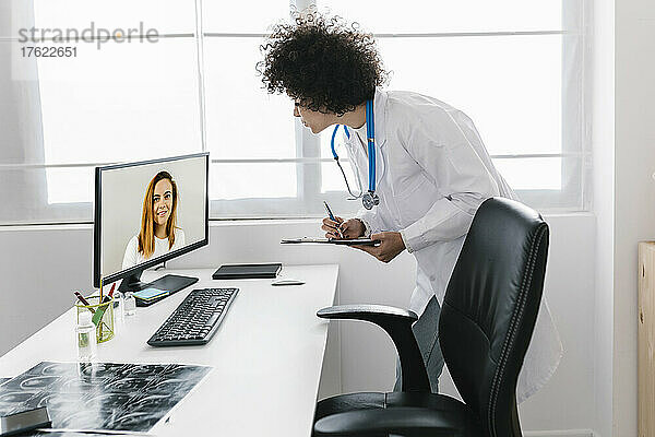 Arzt bespricht mit Patient per Videoanruf in der medizinischen Klinik