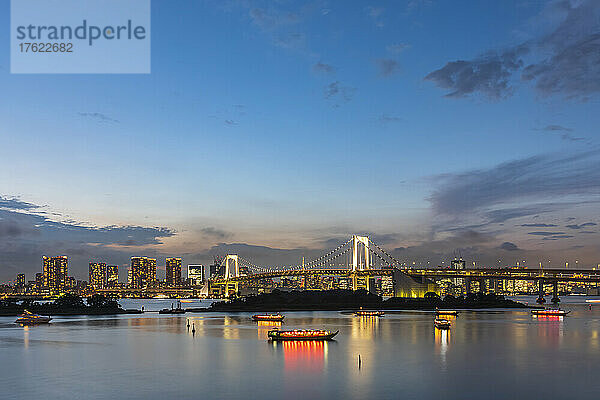 Japan  Kanto-Region  Tokio  Langzeitbelichtung der Bucht von Tokio und der Regenbogenbrücke in der Abenddämmerung
