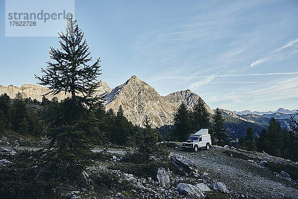 Geländewagen durch Berge  Col d'Izoard  Arvieux  Frankreich