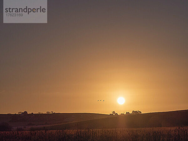 Sonnenuntergang über den Hügeln der Landschaft