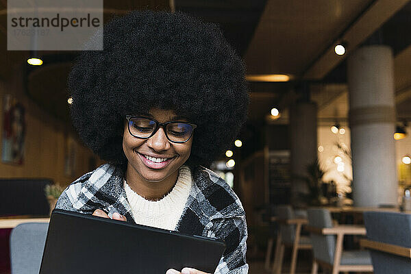 Geschäftsfrau arbeitet am Tablet-PC im Café