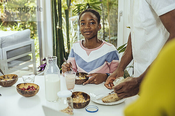 Mädchen isst Müsli beim Frühstück im Speisesaal
