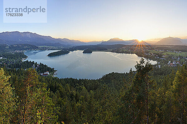 Blick auf den Faaker See bei Sonnenuntergang mit den Karawanken im Hintergrund