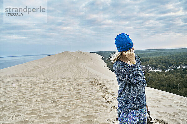 Tourist erkundet Sanddüne im Urlaub