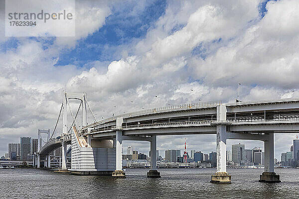 Japan  Kanto-Region  Tokio  Wolken über der Regenbogenbrücke