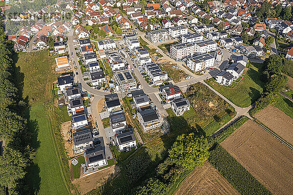 Deutschland  Baden-Württemberg  Waiblingen  Luftaufnahme eines modernen Vorortes im Sommer