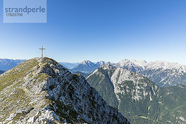 Klarer Himmel über dem Gipfelkreuz der Brunnensteinspitze