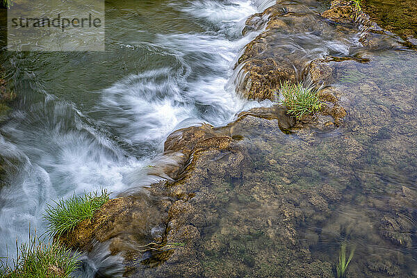 Fließendes Wasser im Bach im Nationalpark Krka  Skradinski Buk  Sibenik-Knin  Kroatien