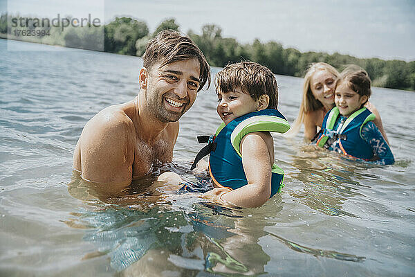Familie schwimmt am Wochenende im See