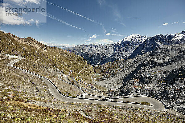 Kurvenreiche Straße am Stilfser Joch an einem sonnigen Tag  Südtirol  Italien