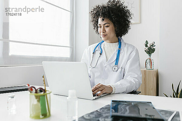 Arzt mit Laptop in der medizinischen Klinik