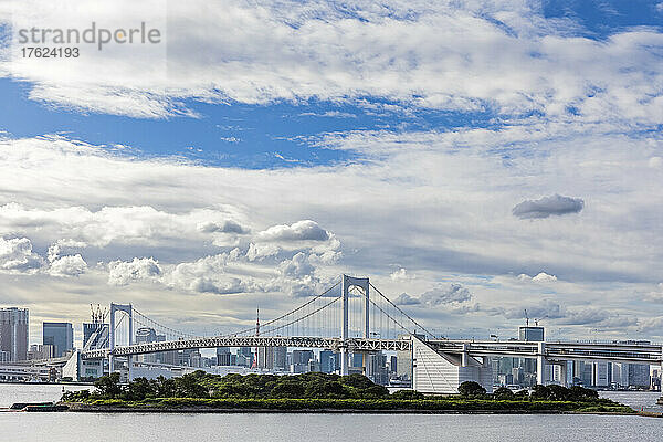 Japan  Kanto-Region  Tokio  Wolken über der Insel Odaiba mit Regenbogenbrücke im Hintergrund