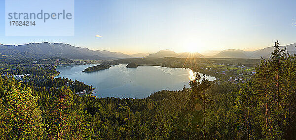 Blick auf den Faaker See bei Sonnenuntergang mit den Karawanken im Hintergrund