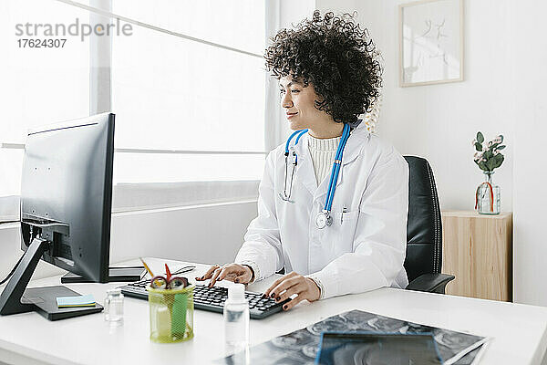 Junger Arzt nutzt Desktop-PC im Krankenhaus
