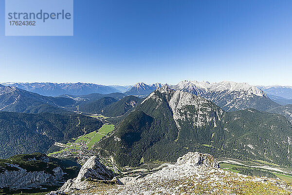 Blick auf die Große Arnspitze mit Wettersteinwand  Rotplattenspitze und Wettersteinspitze im Hintergrund