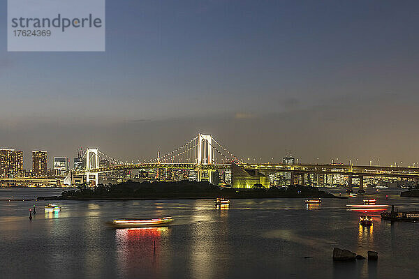 Japan  Kanto-Region  Tokio  Langzeitbelichtung der Bucht von Tokio in der Abenddämmerung mit der Regenbogenbrücke im Hintergrund