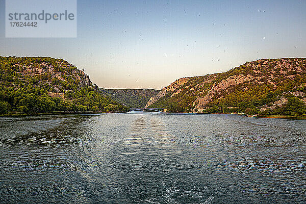 Idyllischer Blick auf den Fluss bei Sonnenuntergang  Nationalpark Krka  Sibenik-Knin  Kroatien