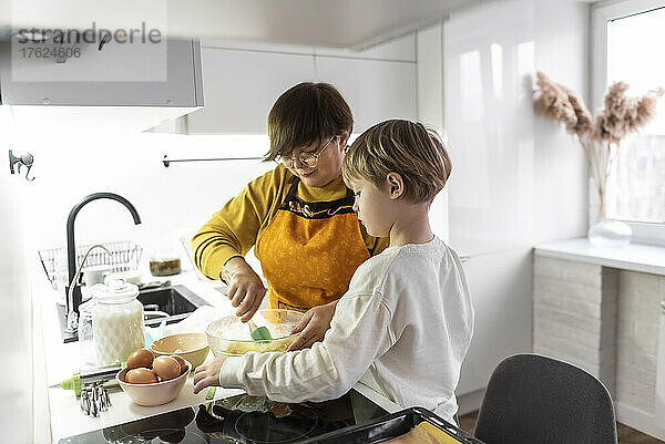 Großmutter und Enkel kochen zu Hause in der Küche