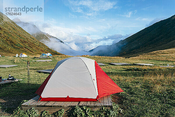 Campingzelt in Berglandschaft